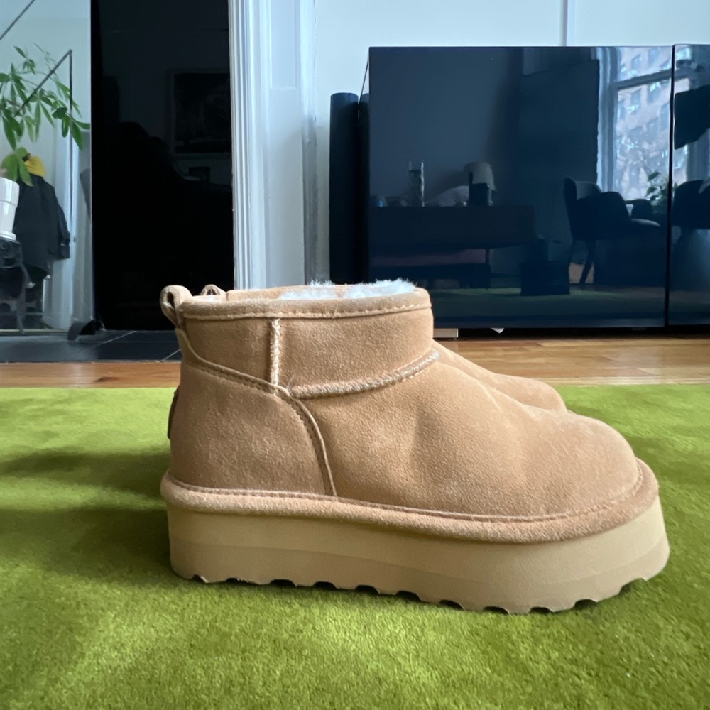 * Reserved * Bearpaw Women's RETRO SHORTY
Boots | Iced Coffee Solid | Size 7